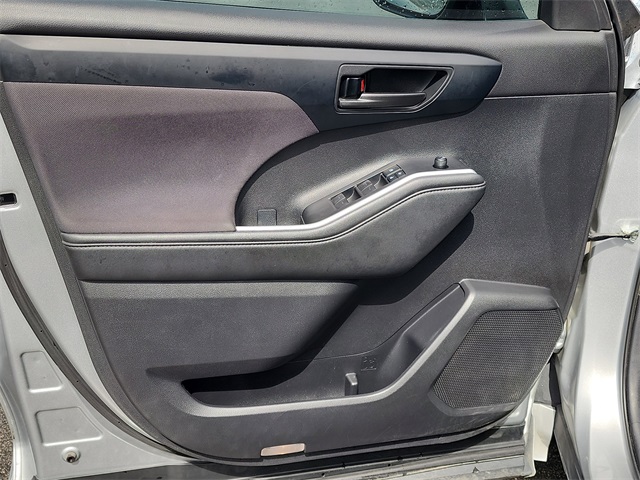 2021 Toyota Highlander LE photo 9