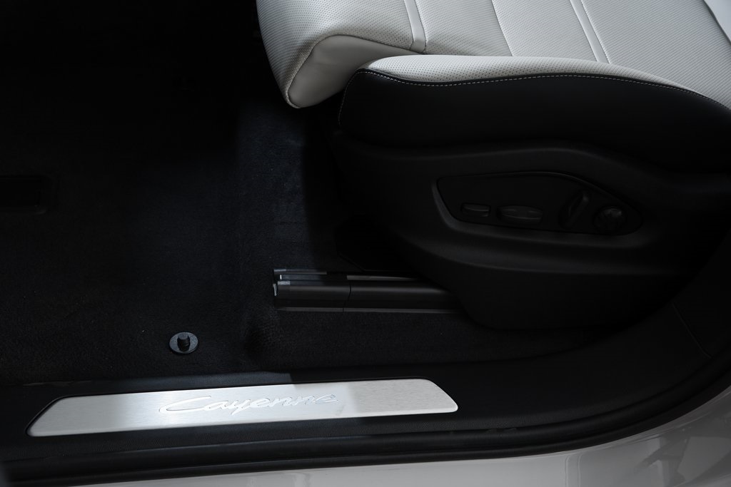 2025 Porsche Cayenne E-Hybrid photo 30