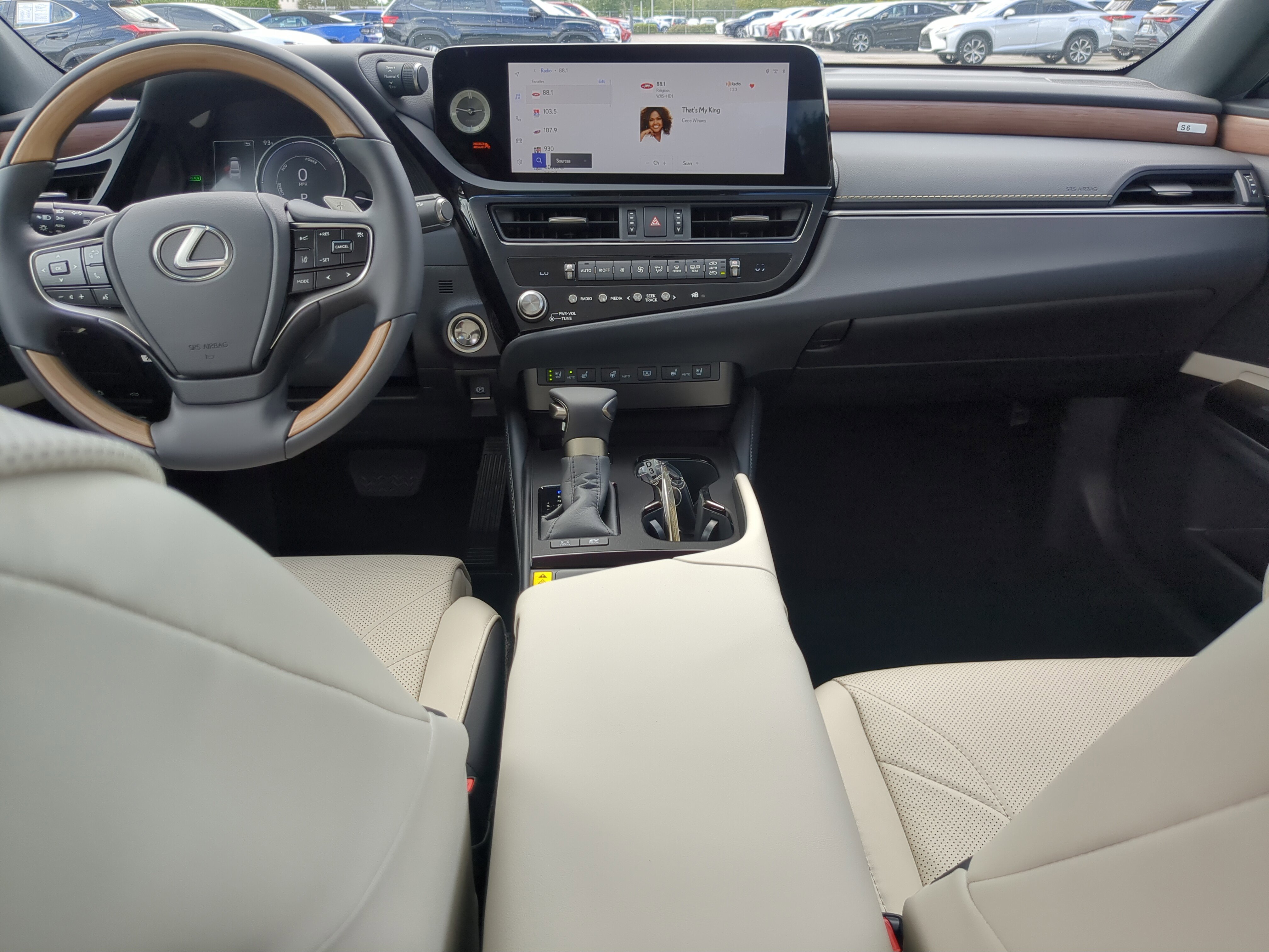 2025 Lexus ES 300h Luxury photo 12