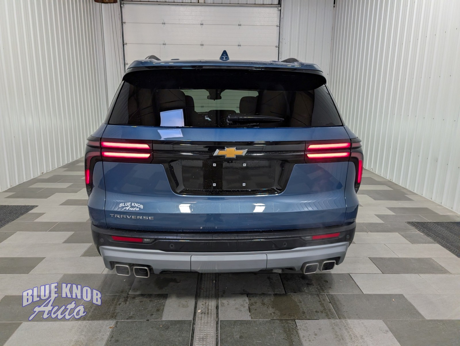 2025 Chevrolet Traverse photo 2