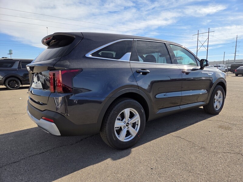 2026 Kia Sorento LX photo 2