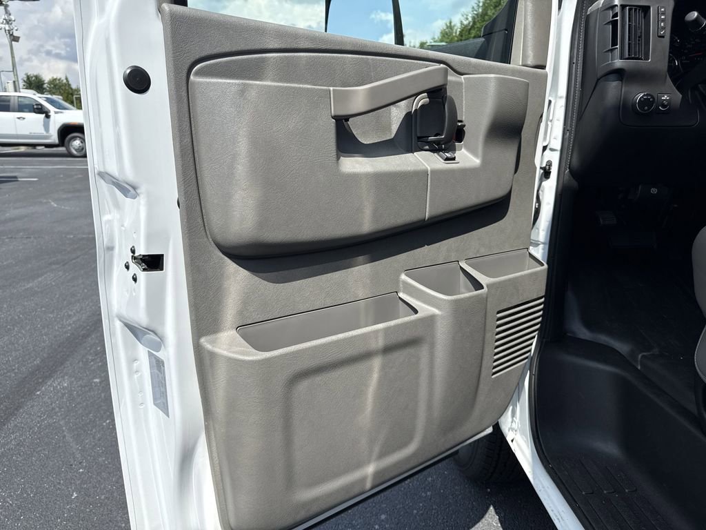 2025 Gmc Savana Cutaway 3500 photo 8