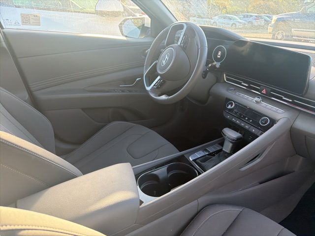 2024 Hyundai Elantra SEL photo 12