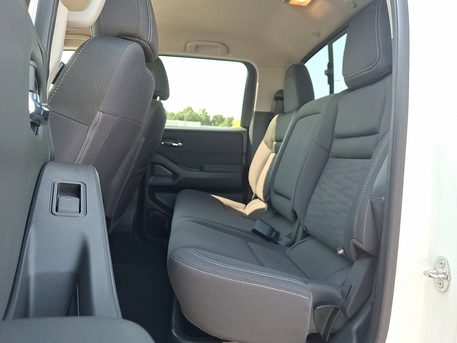 2024 Nissan Frontier SV photo 10