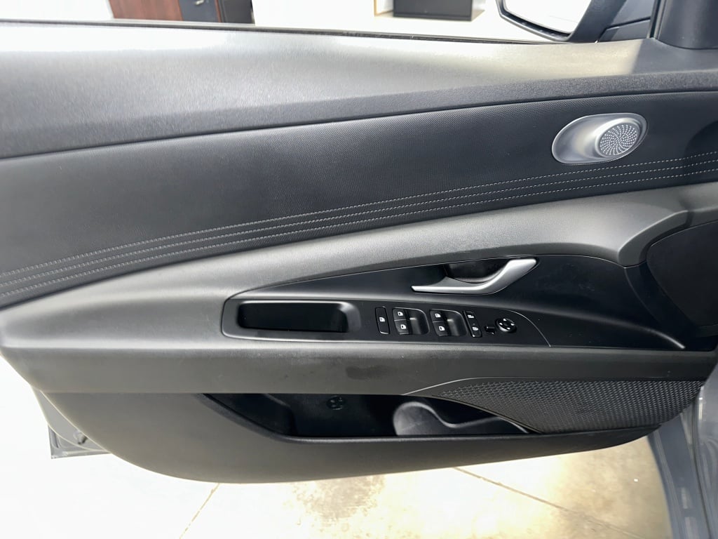 2023 Hyundai Elantra SE photo 3
