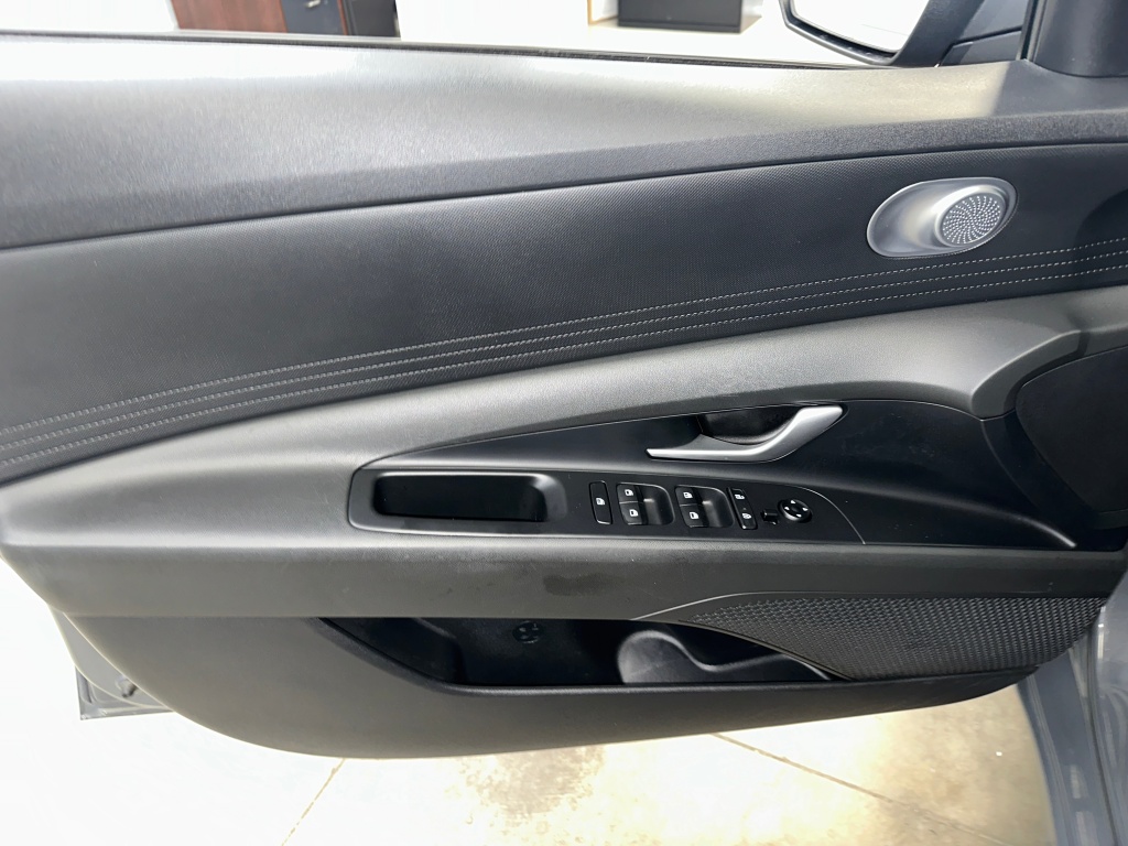 2023 Hyundai Elantra SE photo 3