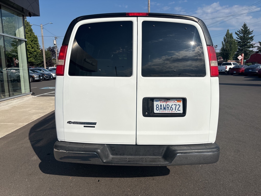 2016 Chevrolet Express 3500 Passenger Van photo 5