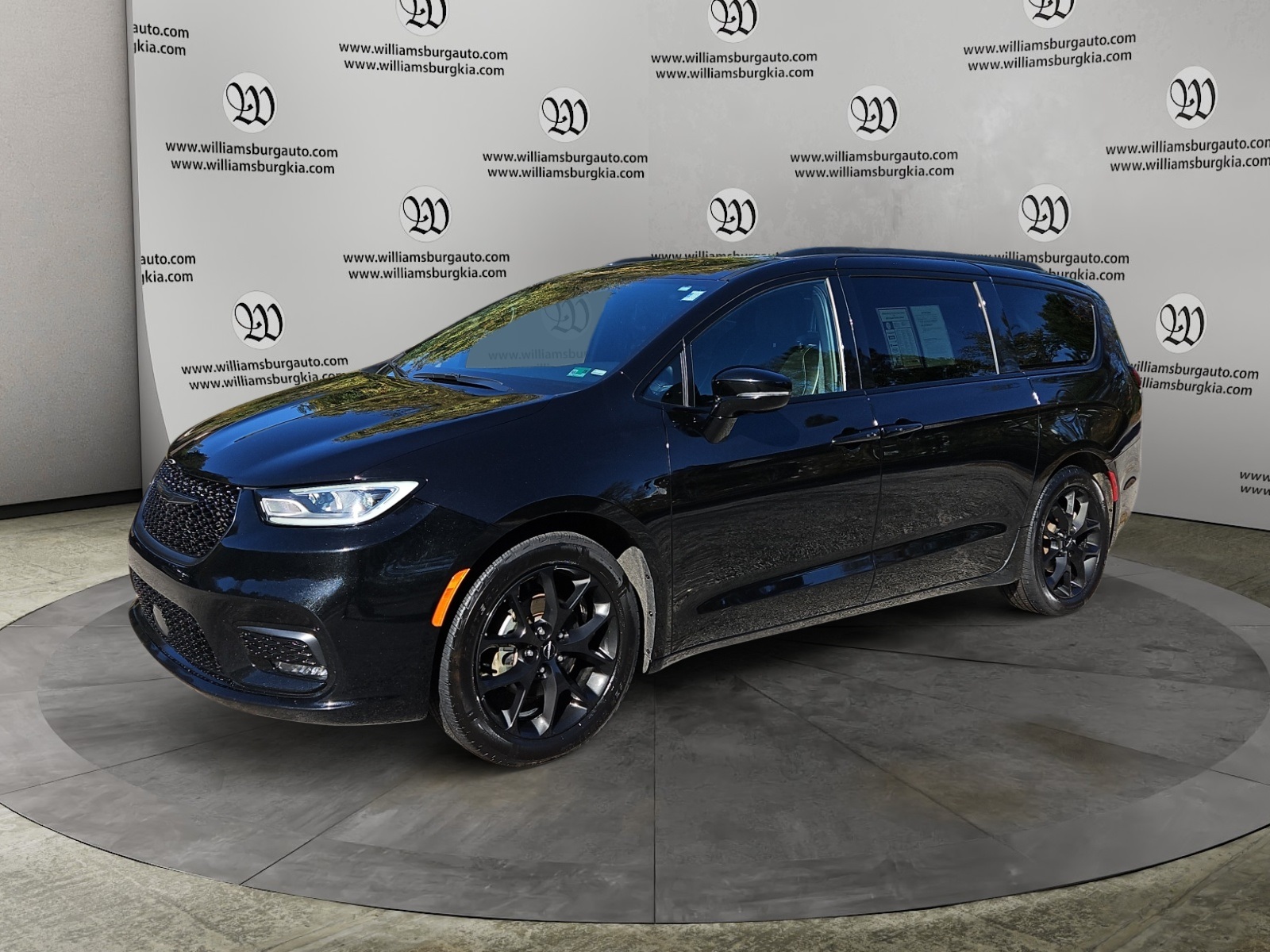 2025 Chrysler Pacifica Limited's photo