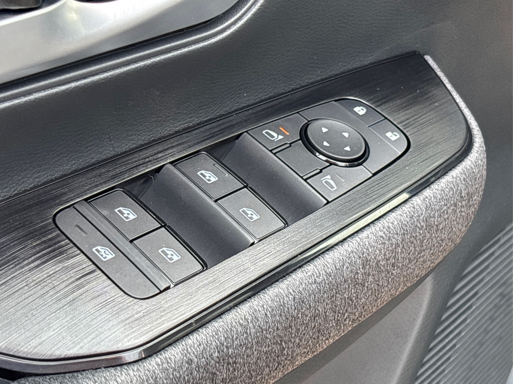2025 Nissan Kicks SV photo 27