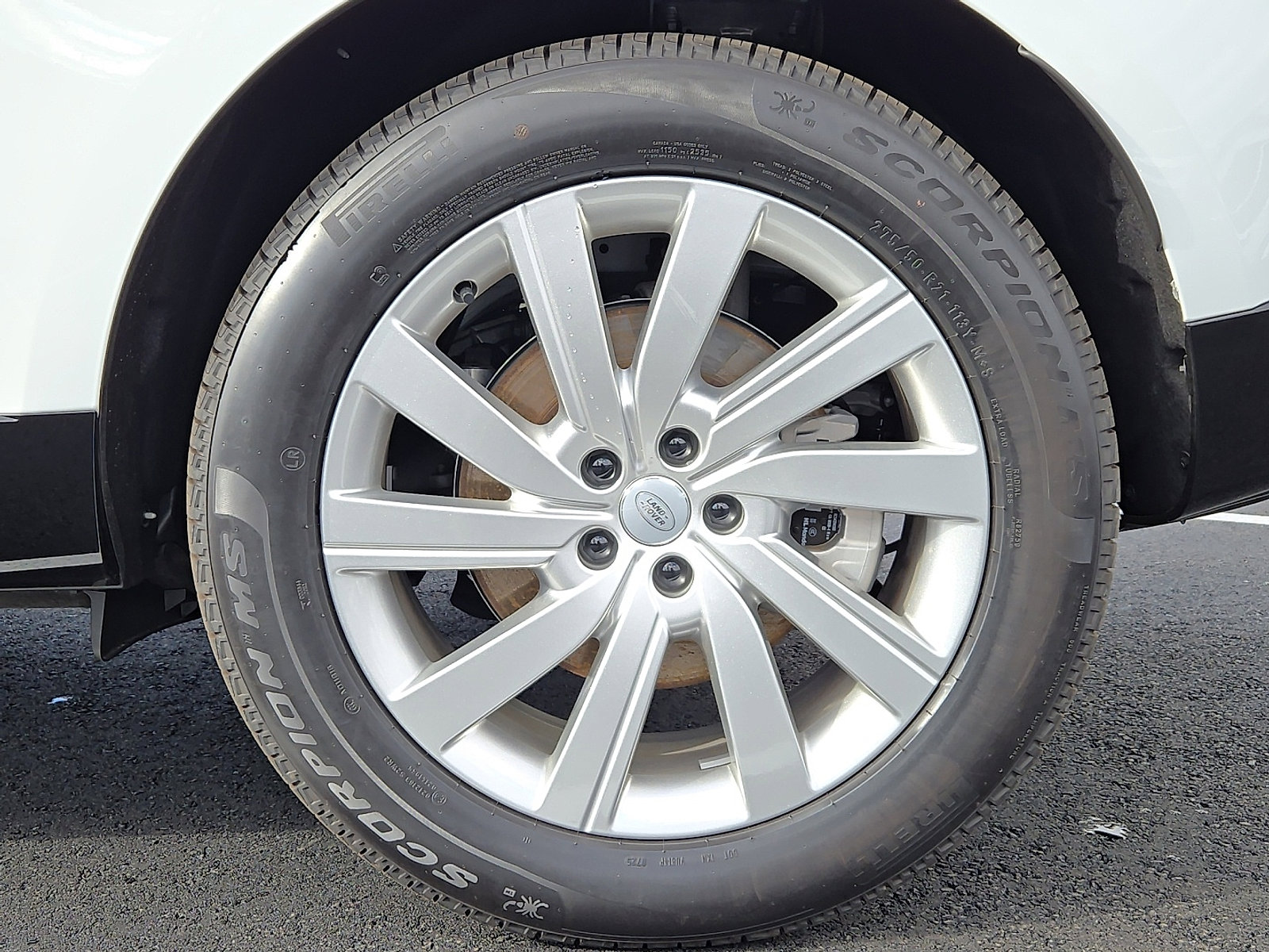 2025 Land Rover Range Rover SE photo 3