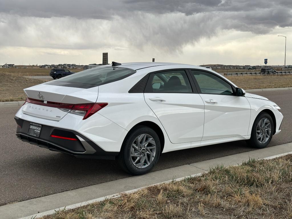2025 Hyundai Elantra Hybrid Blue photo 4