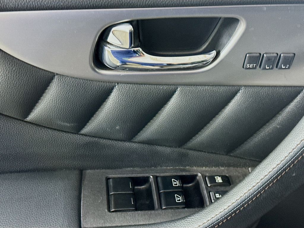 2016 Infiniti QX70 photo 18
