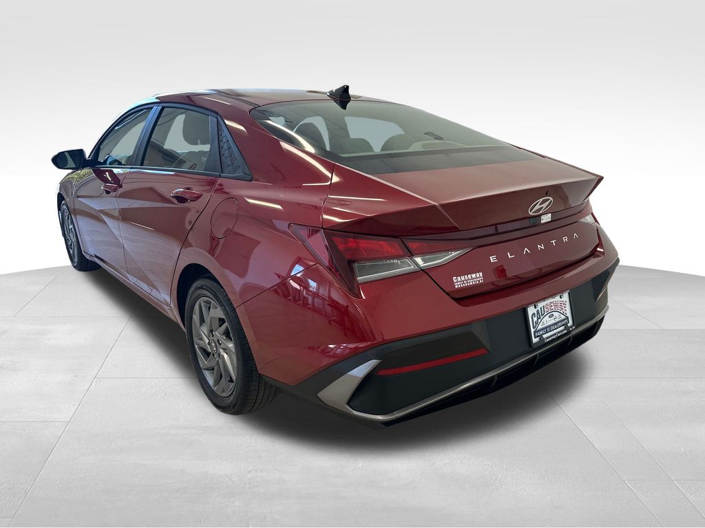 2024 Hyundai Elantra SEL photo 4