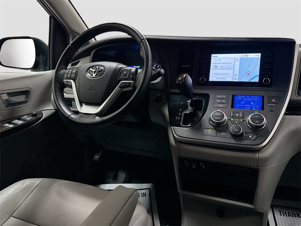 2020 Toyota Sienna XLE photo 3