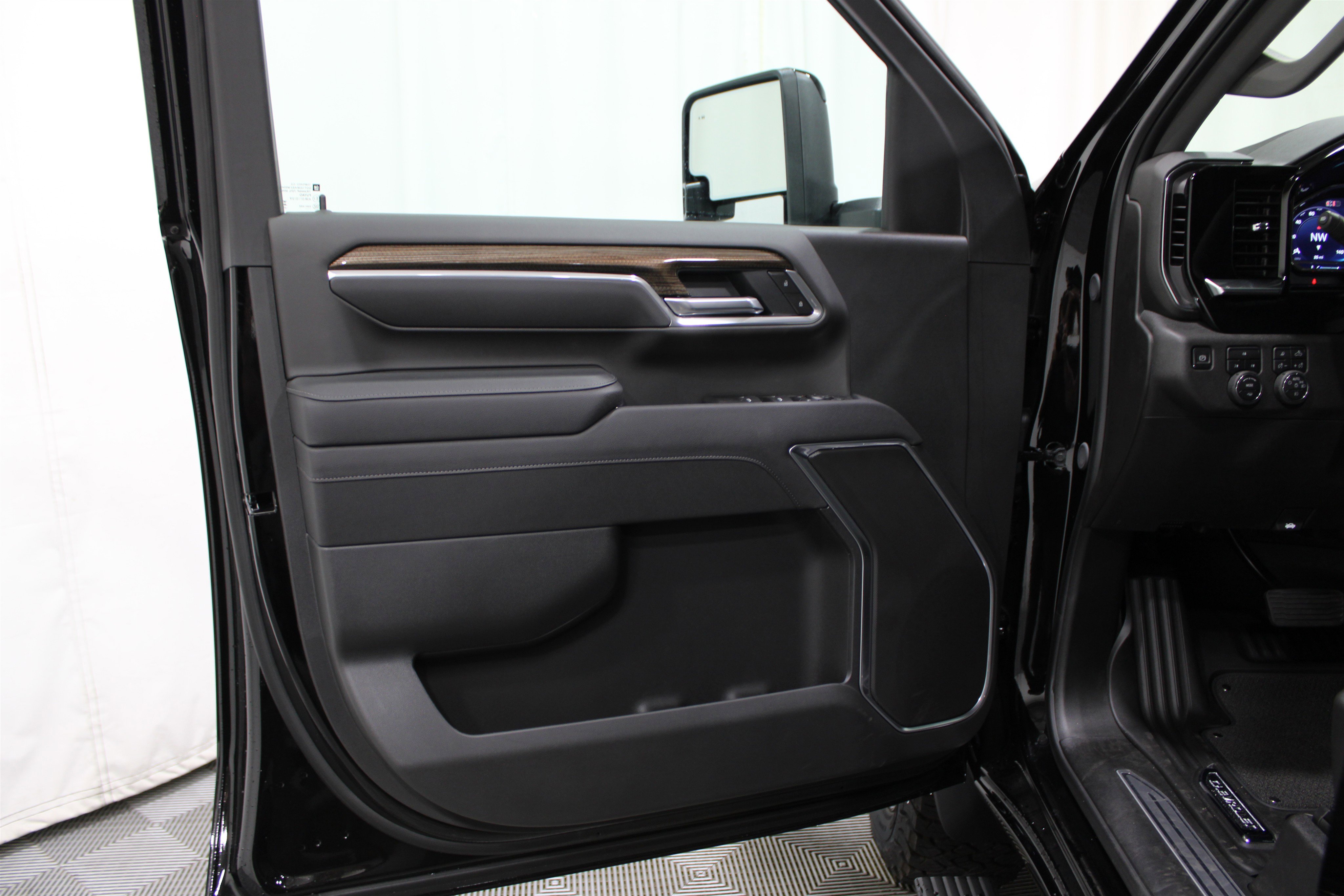 2025 Chevrolet Silverado 2500HD LT photo 4