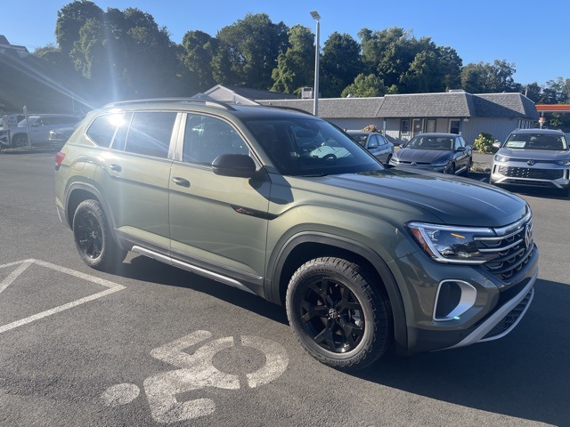 2025 Volkswagen Atlas SE Technology Peak Edition photo 3