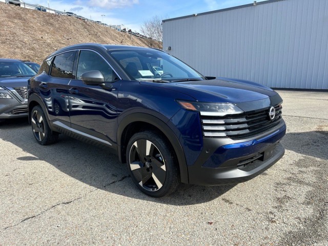 2025 Nissan Kicks SR AWD's photo