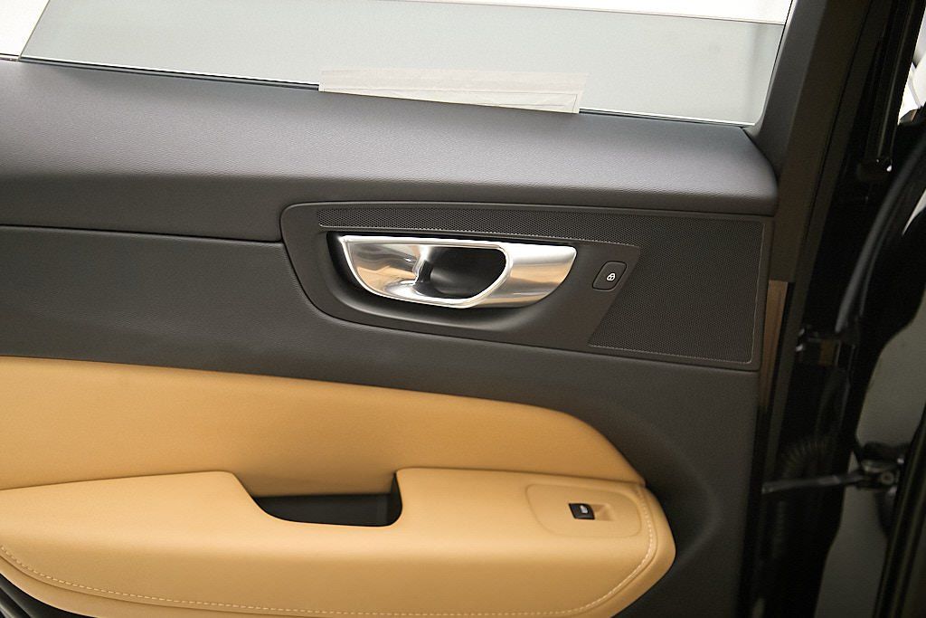 2023 VOLVO XC60 - Image 20