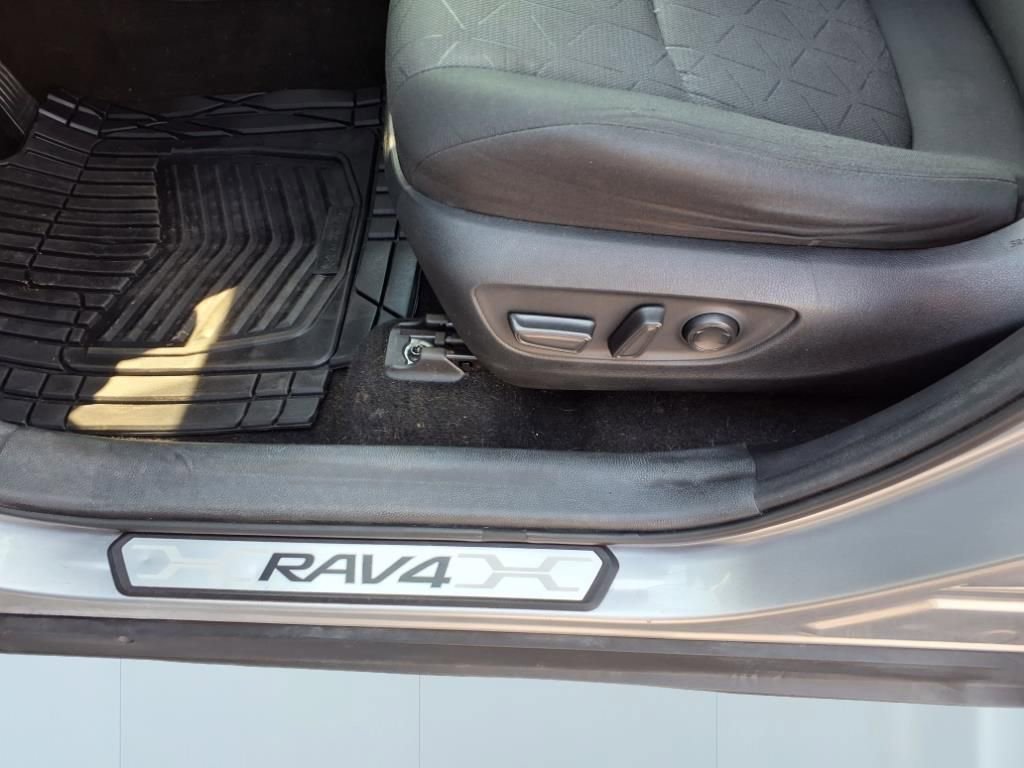 2020 Toyota RAV4 XLE photo 11
