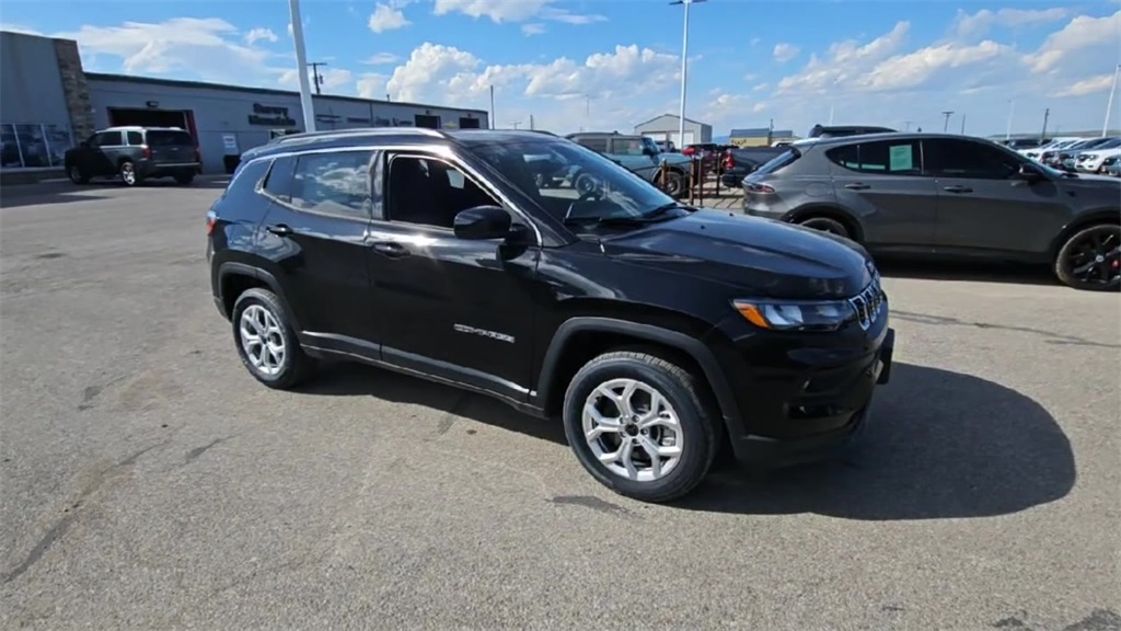 2025 Jeep Compass Latitude photo 2