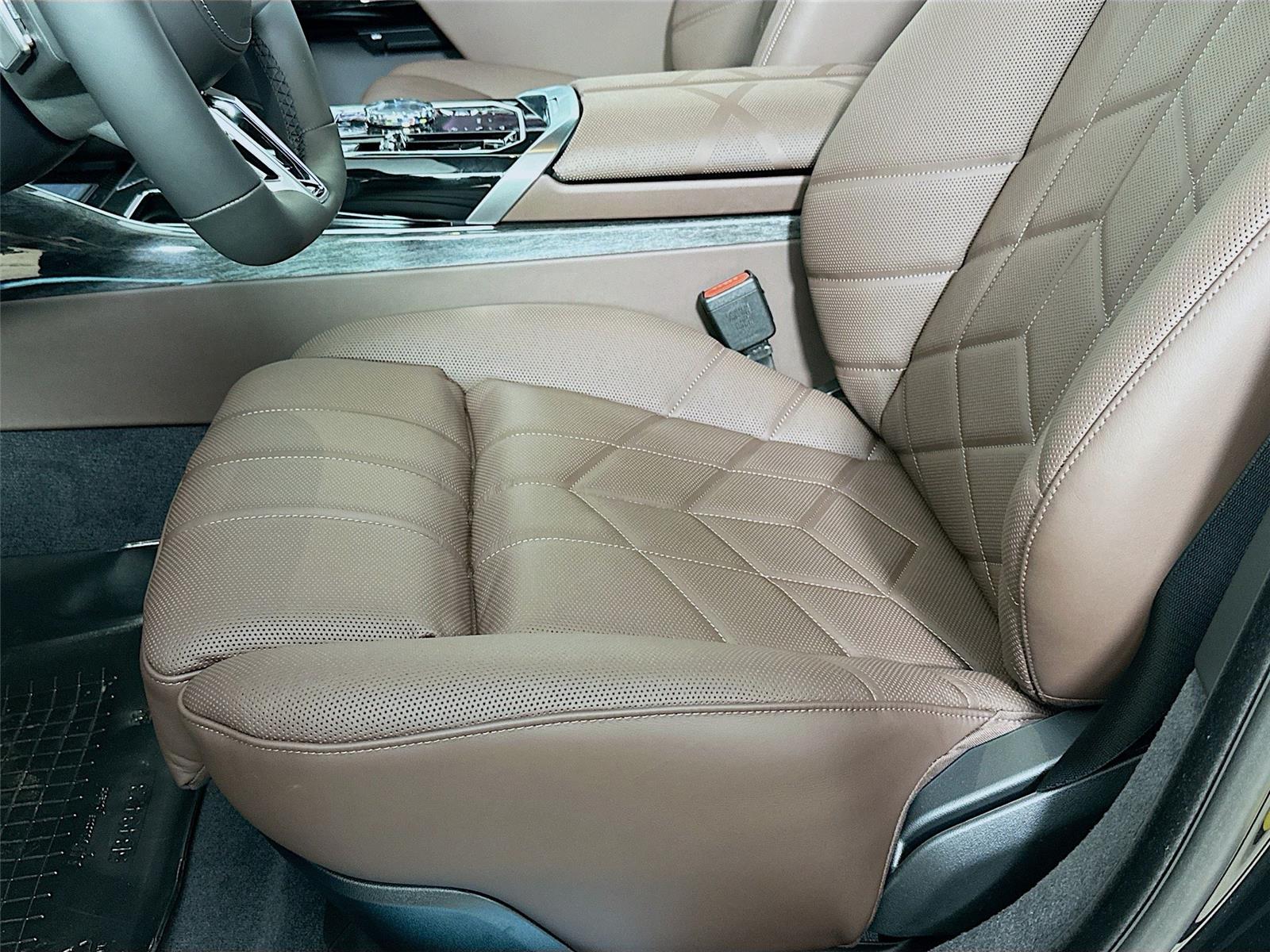2026 Bmw 750e photo 18
