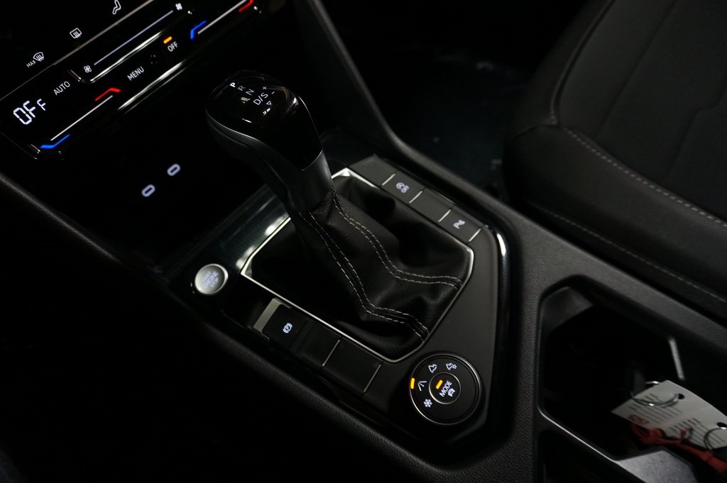 2025 Volkswagen Taos SE photo 16