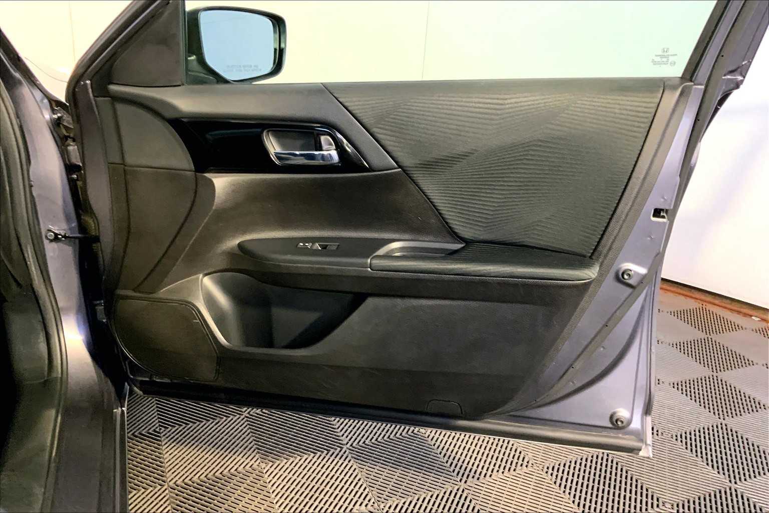 2016 Honda Accord LX photo 21