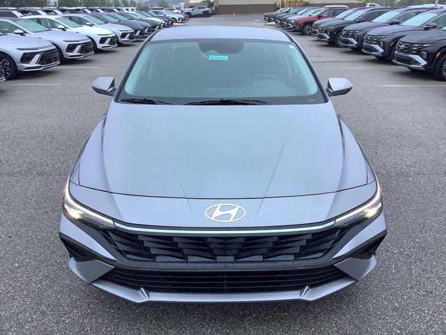 2025 Hyundai Elantra SE photo 2
