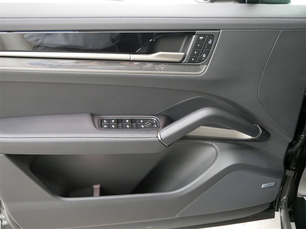 2025 Porsche Cayenne E-Hybrid Turbo photo 11