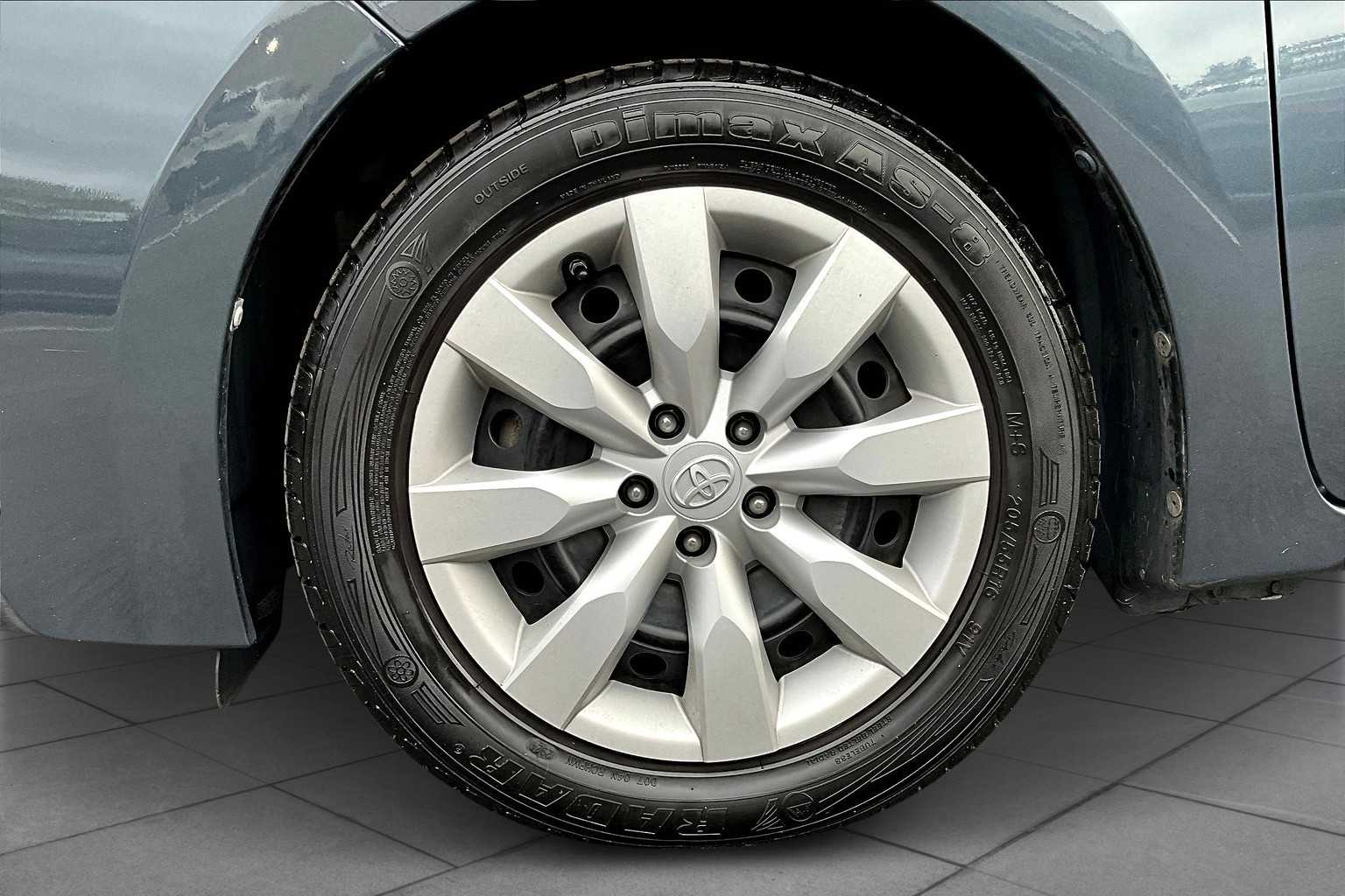 2016 Toyota Corolla LE photo 9