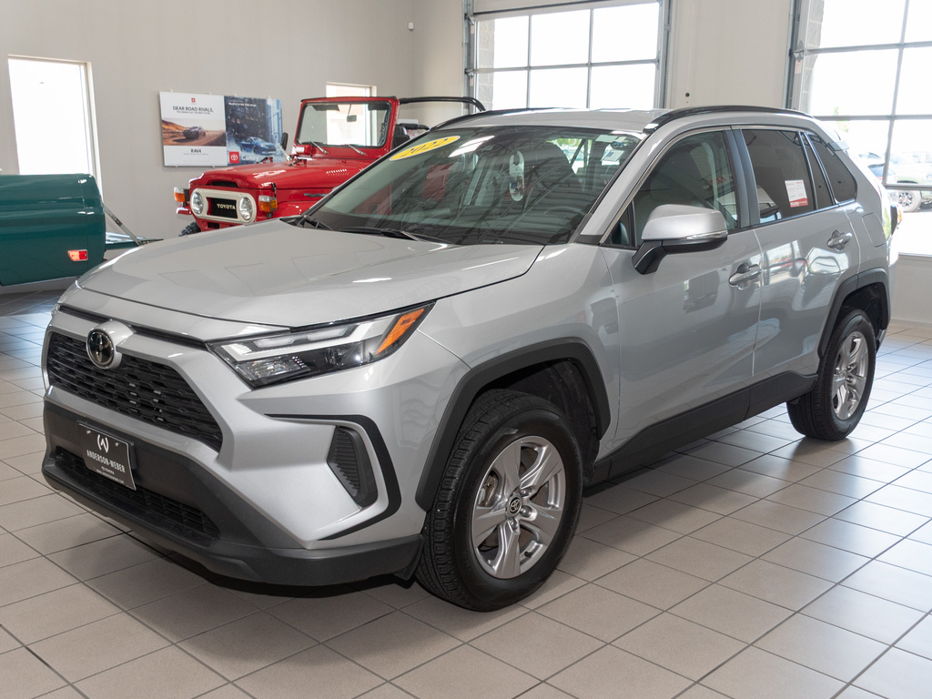 2022 Toyota RAV4 XLE photo 2
