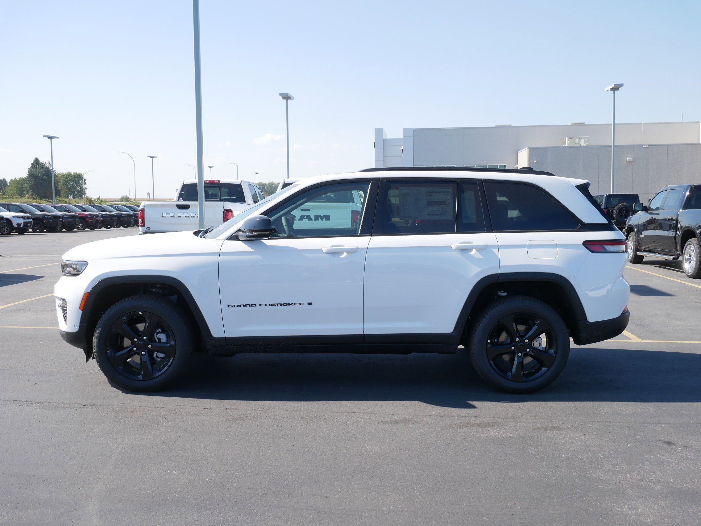 2025 Jeep Grand Cherokee Limited photo 3