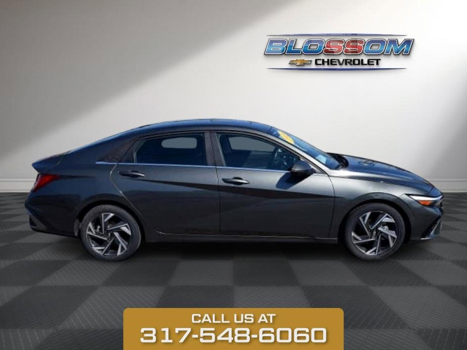 2024 Hyundai Elantra Limited photo 8