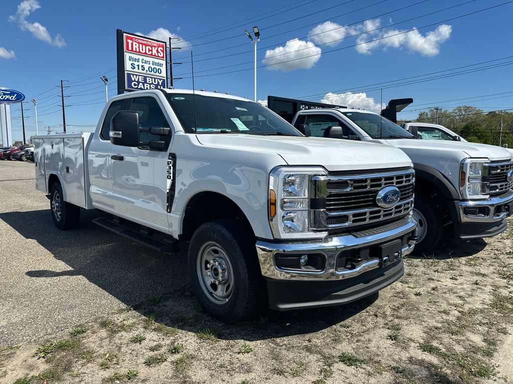 2025 Ford F-350 Super Duty Chassis Cab XL's photo