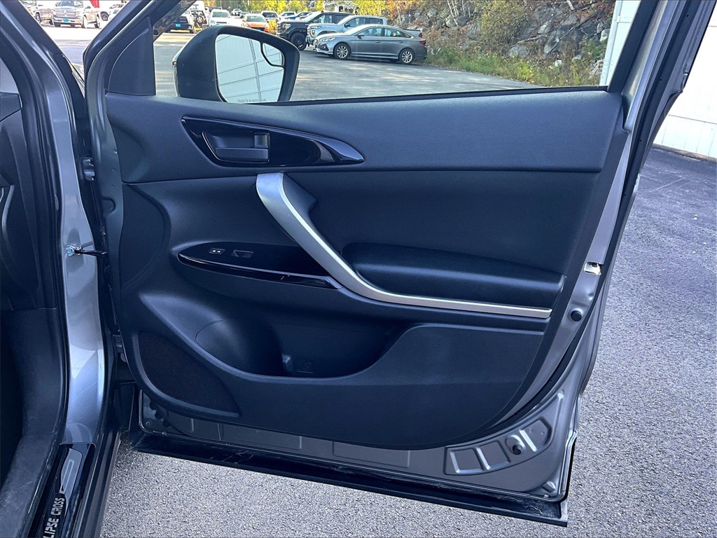 2019 Mitsubishi Eclipse Cross LE photo 10