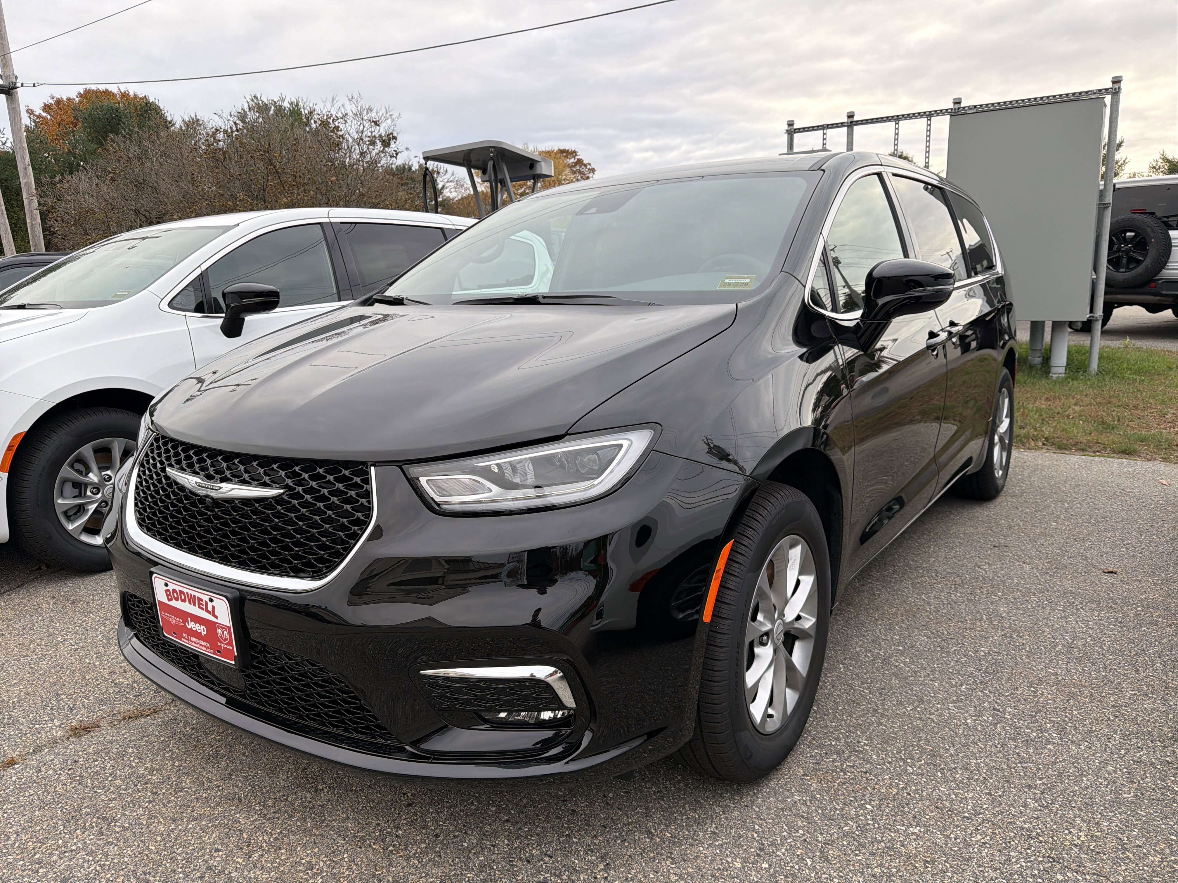 2026 Chrysler Pacifica Select's photo