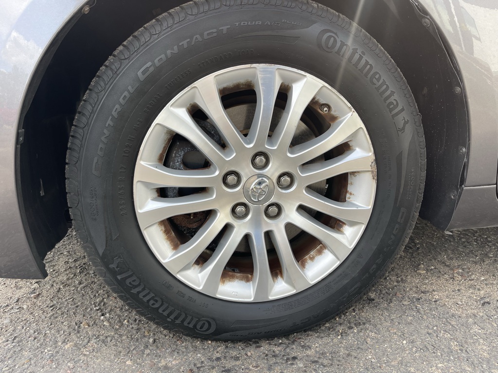 2017 Toyota Sienna XLE photo 19