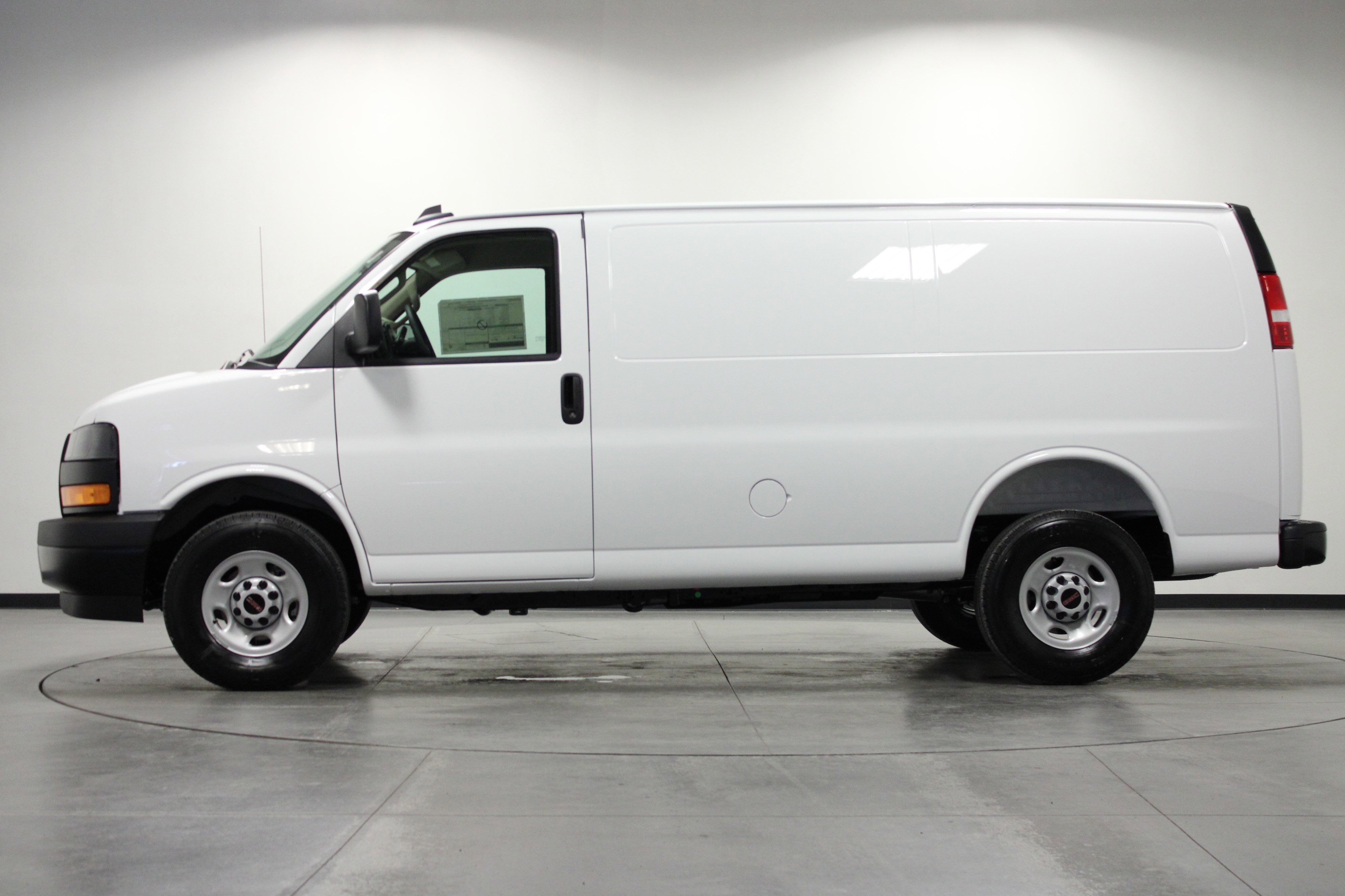 2025 Gmc Savana Cargo 2500 photo 6
