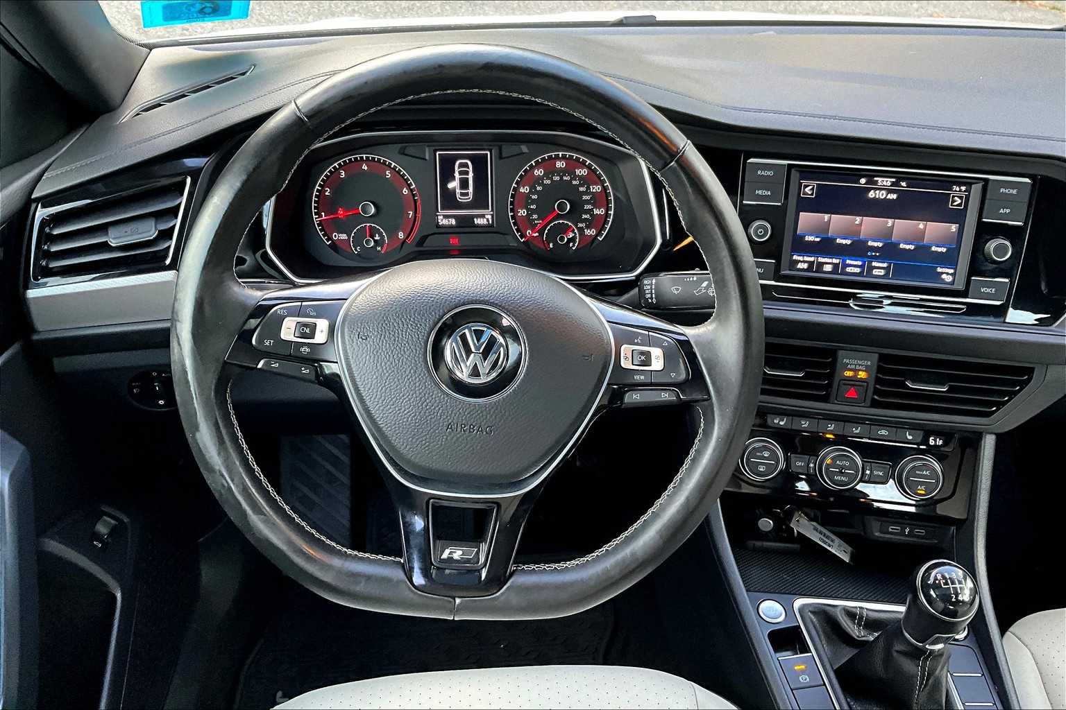 2020 Volkswagen Jetta R-Line photo 2