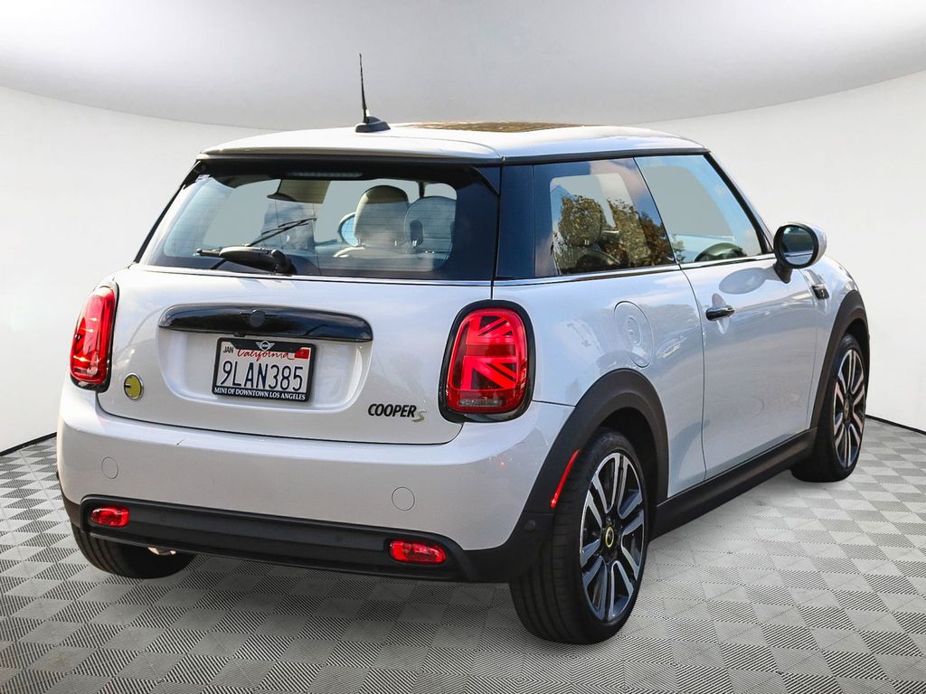 2024 Mini Cooper SE Iconic photo 2