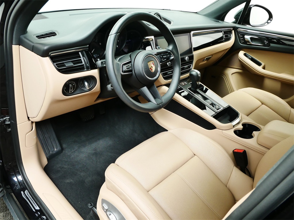 2025 Porsche Macan T photo 4