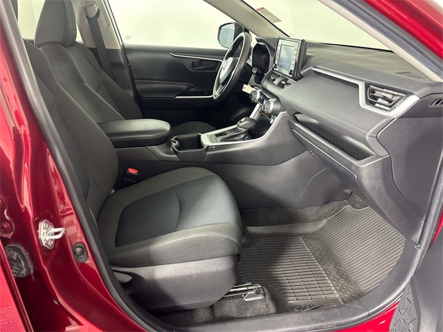 2022 Toyota RAV4 LE photo 6
