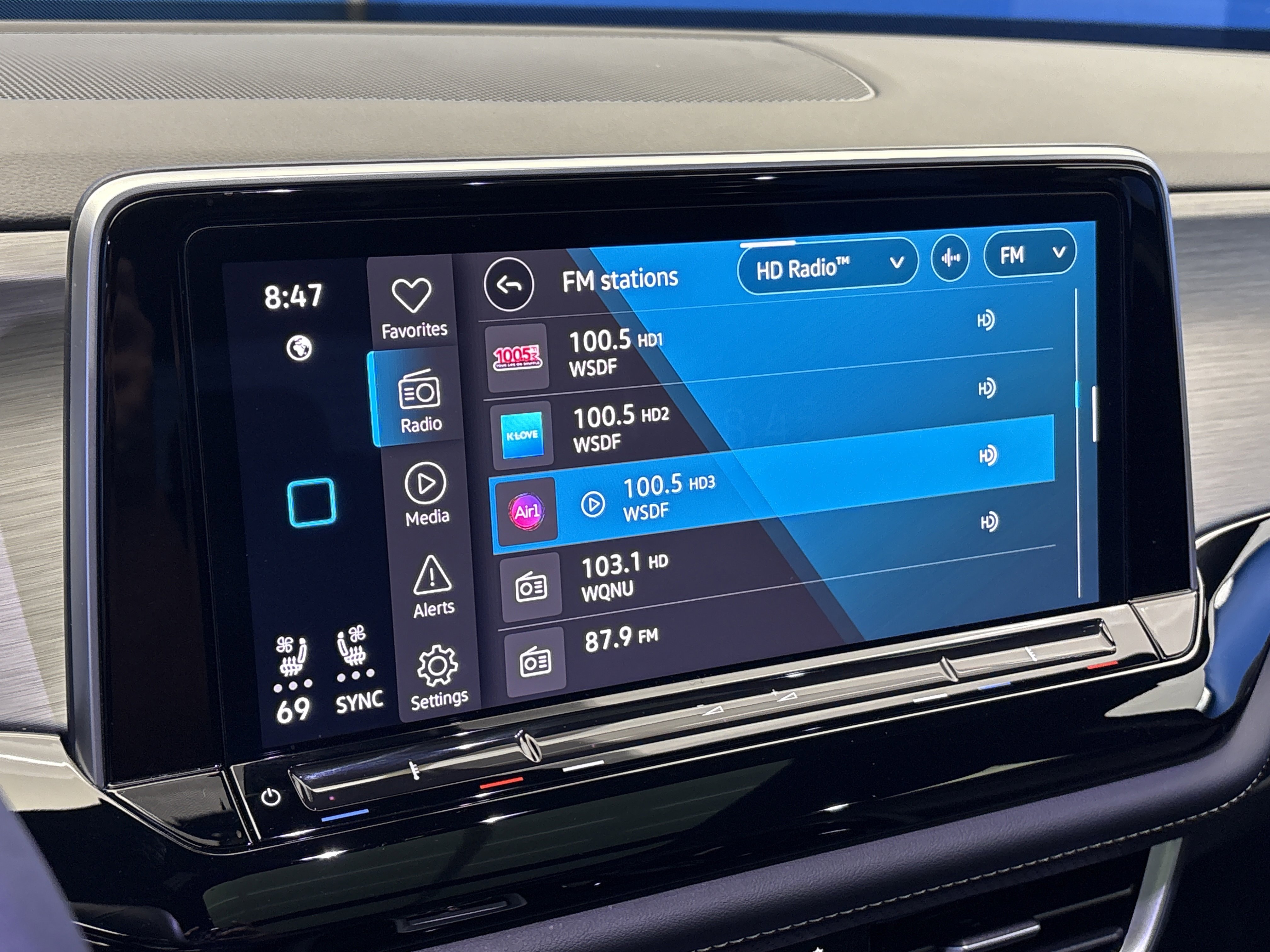 2024 Volkswagen Atlas Cross Sport SE Technology photo 8