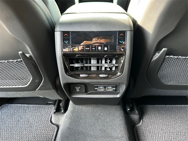 2025 Jeep Grand Cherokee Summit photo 13