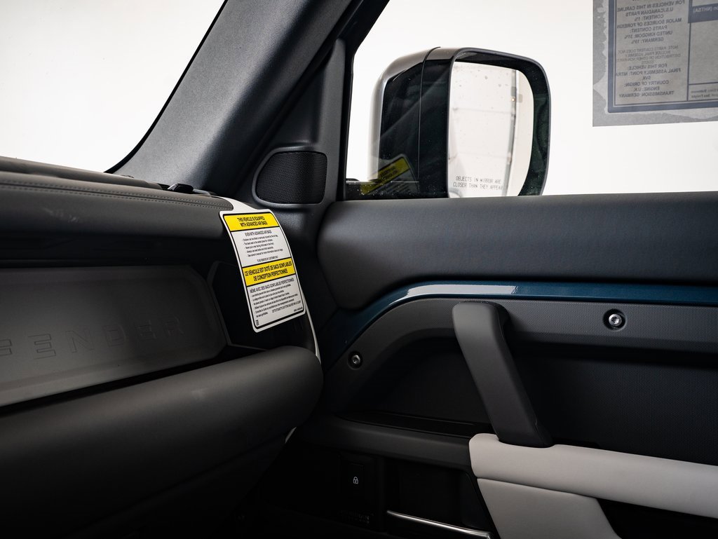 2025 Land Rover Defender 90 X-Dynamic SE photo 32