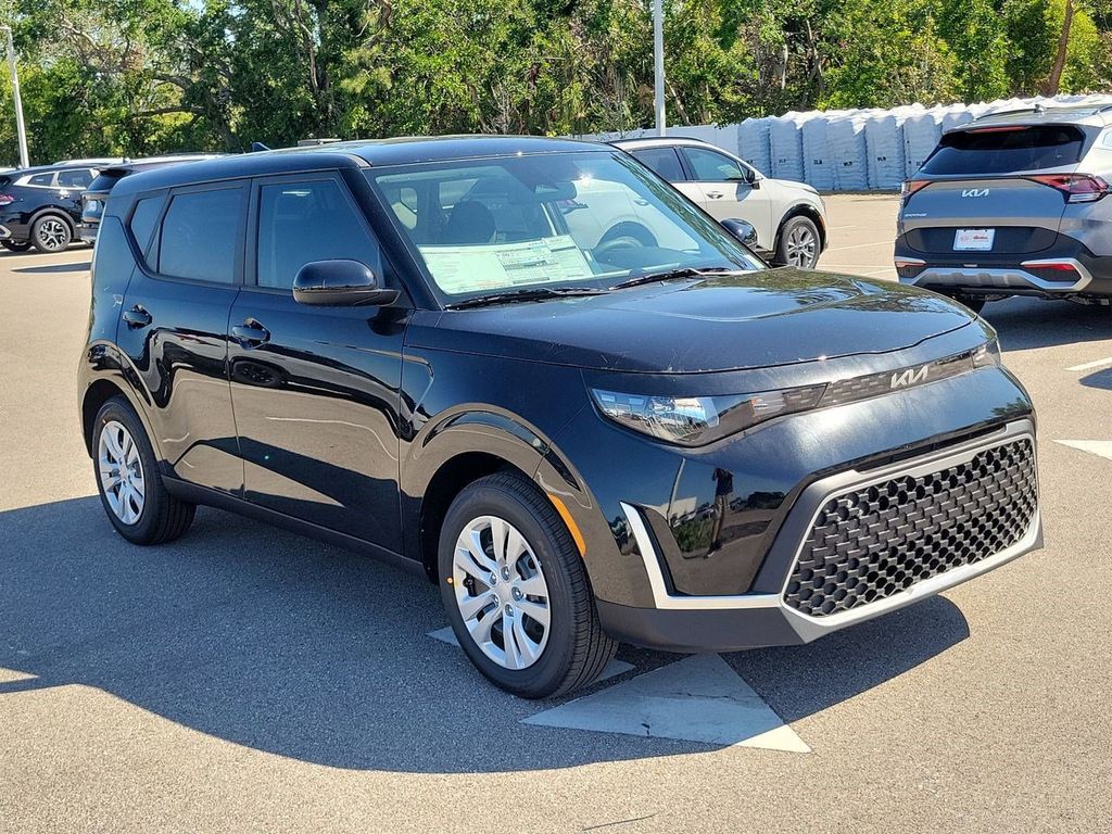 2025 Kia Soul LX photo 2