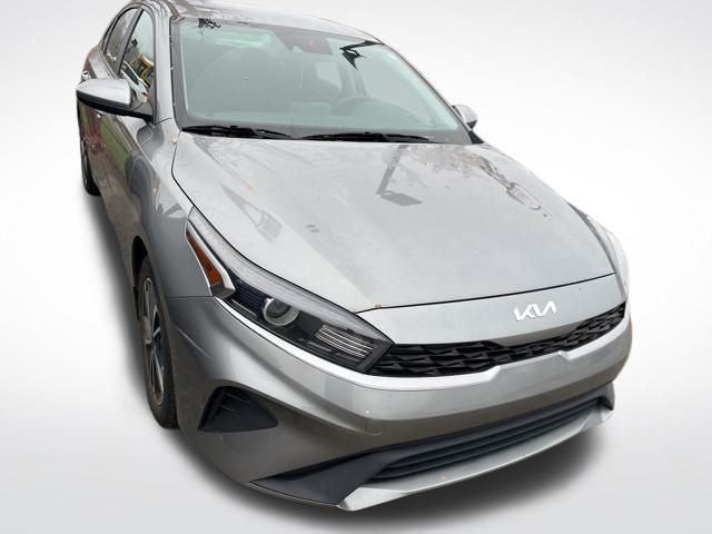 2022 Kia Forte LXS photo 2