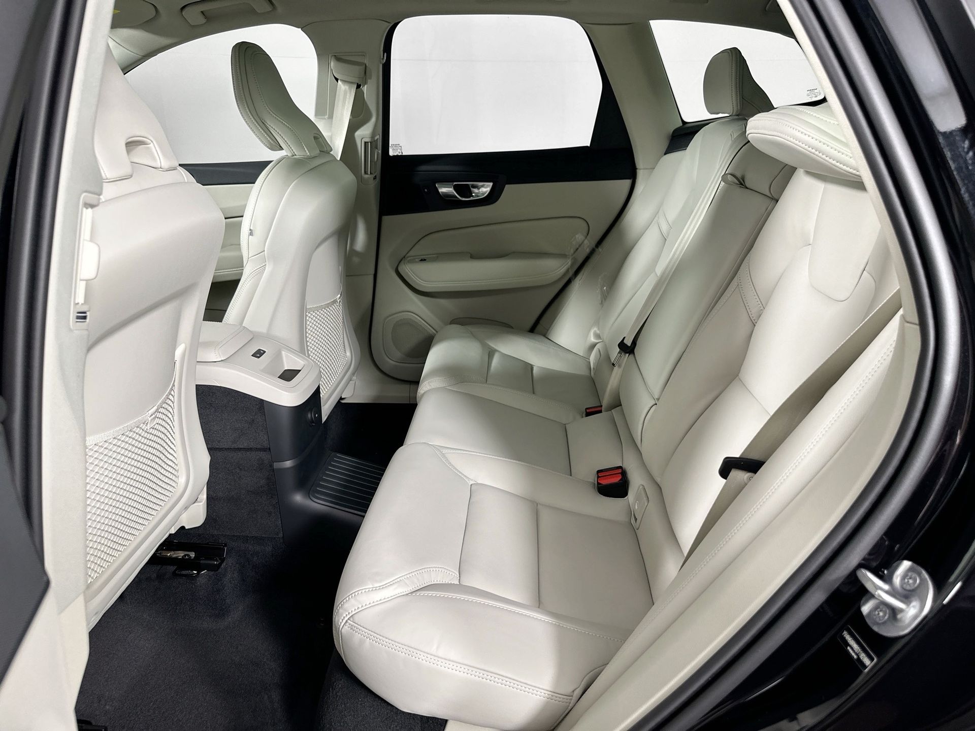 2025 Volvo XC60 T8 photo 14
