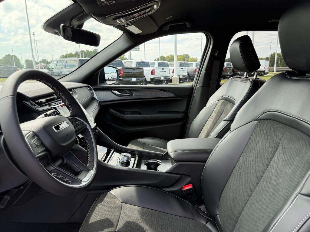 2025 Jeep Grand Cherokee Altitude photo 8