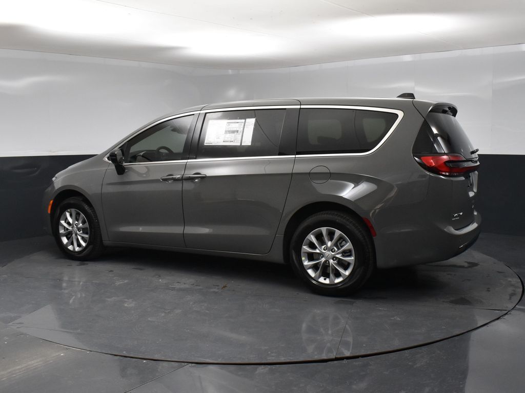 2025 Chrysler Pacifica photo 4